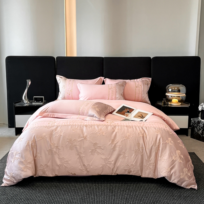 91家纺网 家纺一手货源 找家纺 千希家纺 2025新款彩金浮雕四件套-简奢系列 简奢-玫瑰粉