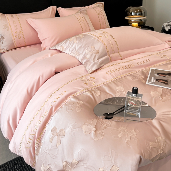 91家纺网 家纺一手货源 找家纺 千希家纺 2025新款彩金浮雕四件套-简奢系列 简奢-玫瑰粉