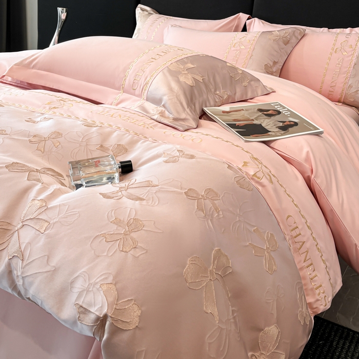91家纺网 家纺一手货源 找家纺 千希家纺 2025新款彩金浮雕四件套-简奢系列 简奢-玫瑰粉