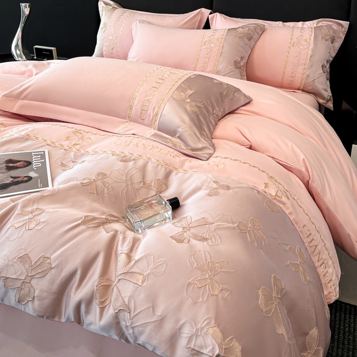91家纺网 家纺一手货源 找家纺 千希家纺 2025新款彩金浮雕四件套-简奢系列 简奢-玫瑰粉