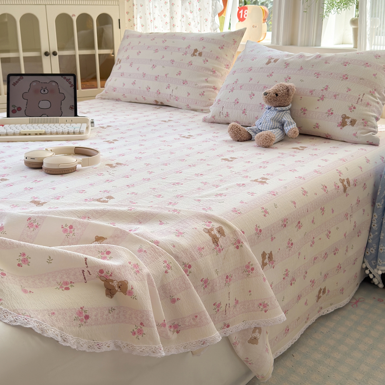 91家纺网 家纺一手货源 找家纺 沐芷 2025 A类双层纱花边床单单件 单人双人床单三件套 玫瑰熊