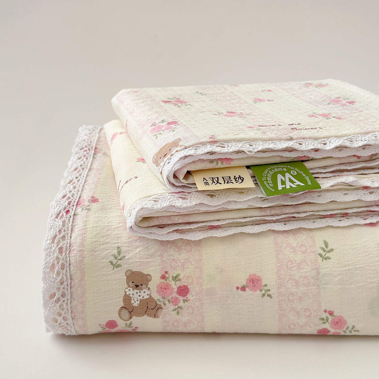 91家纺网 家纺一手货源 找家纺 沐芷 2025 A类双层纱花边床单单件 单人双人床单三件套 玫瑰熊