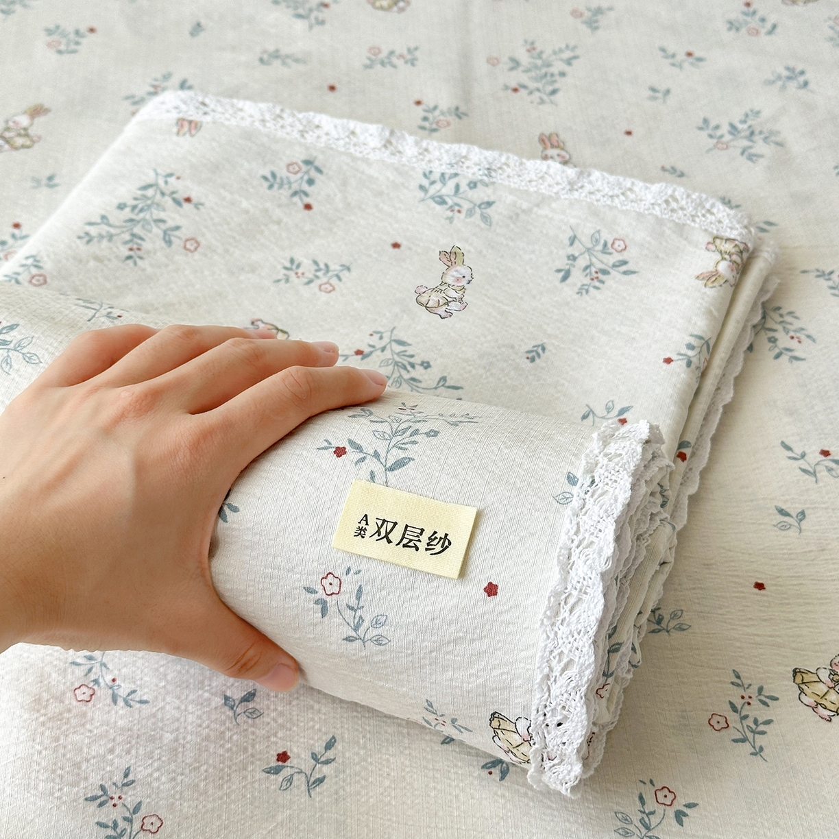 91家纺网 家纺一手货源 找家纺 沐芷 2025 A类双层纱花边床单单件 单人双人床单三件套 徘徊兔兔
