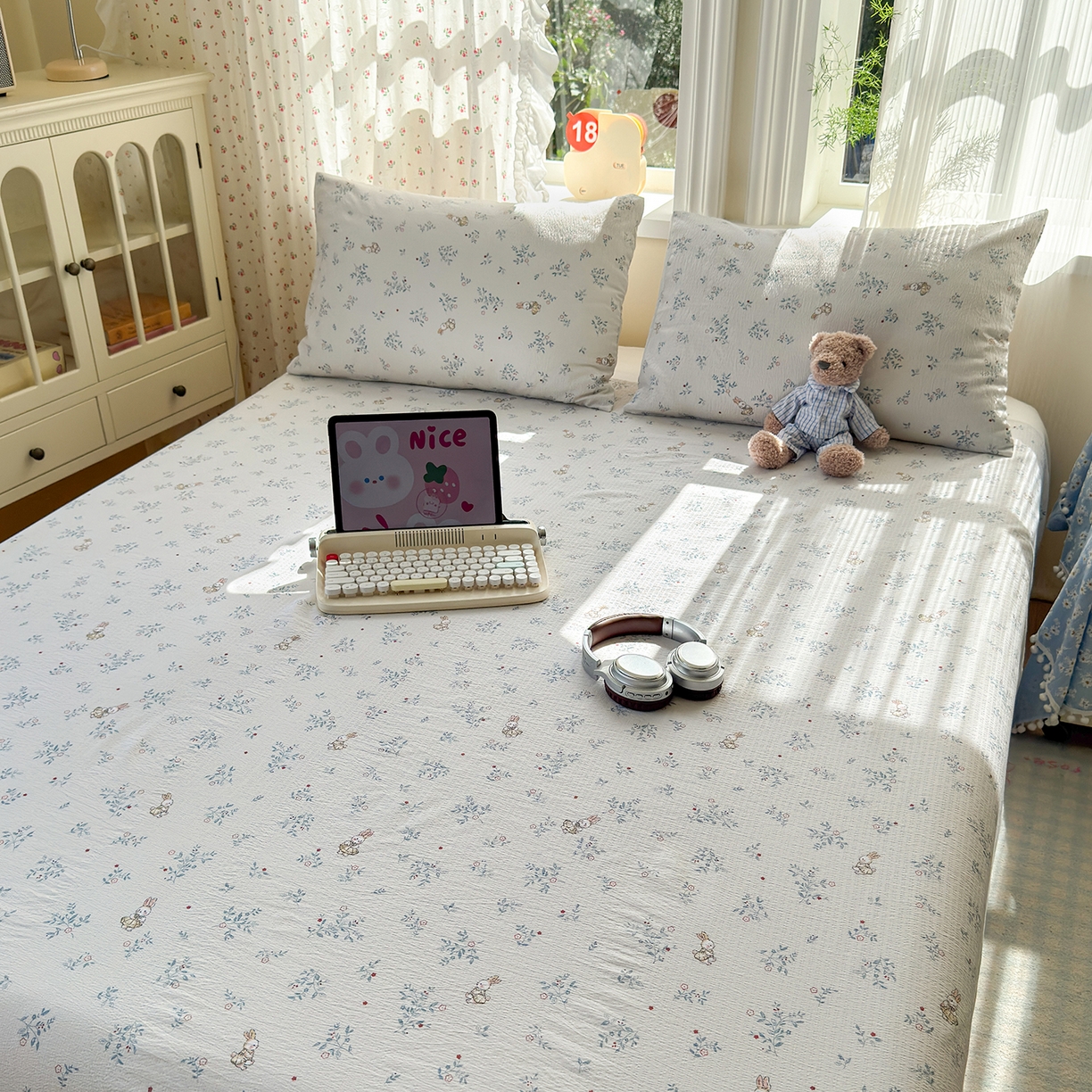 91家纺网 家纺一手货源 找家纺 沐芷 2025 A类双层纱花边床单单件 单人双人床单三件套 徘徊兔兔