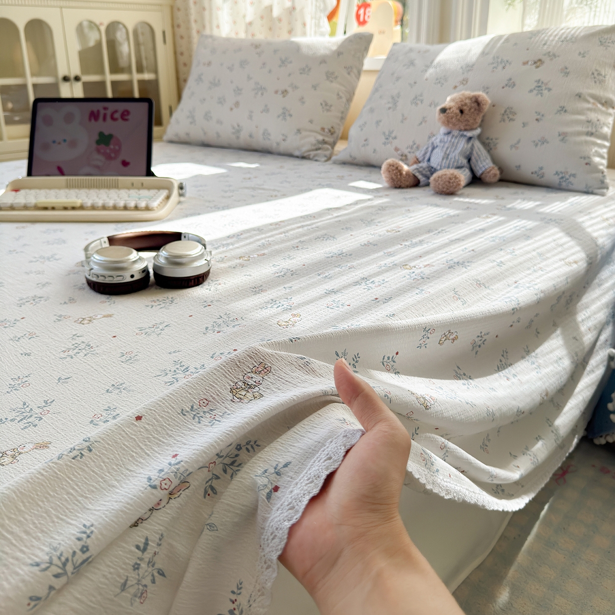 91家纺网 家纺一手货源 找家纺 沐芷 2025 A类双层纱花边床单单件 单人双人床单三件套 徘徊兔兔