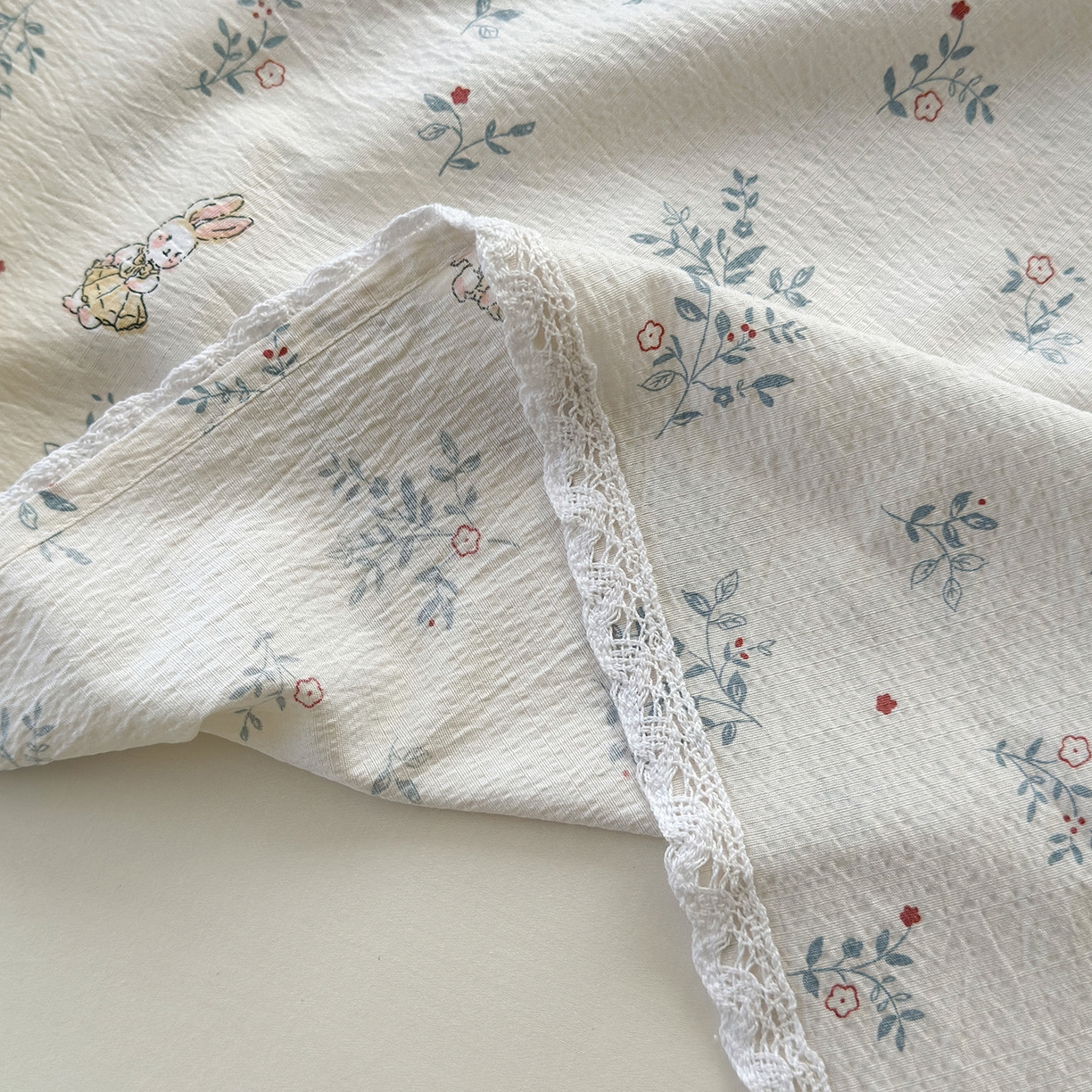 91家纺网 家纺一手货源 找家纺 沐芷 2025 A类双层纱花边床单单件 单人双人床单三件套 徘徊兔兔