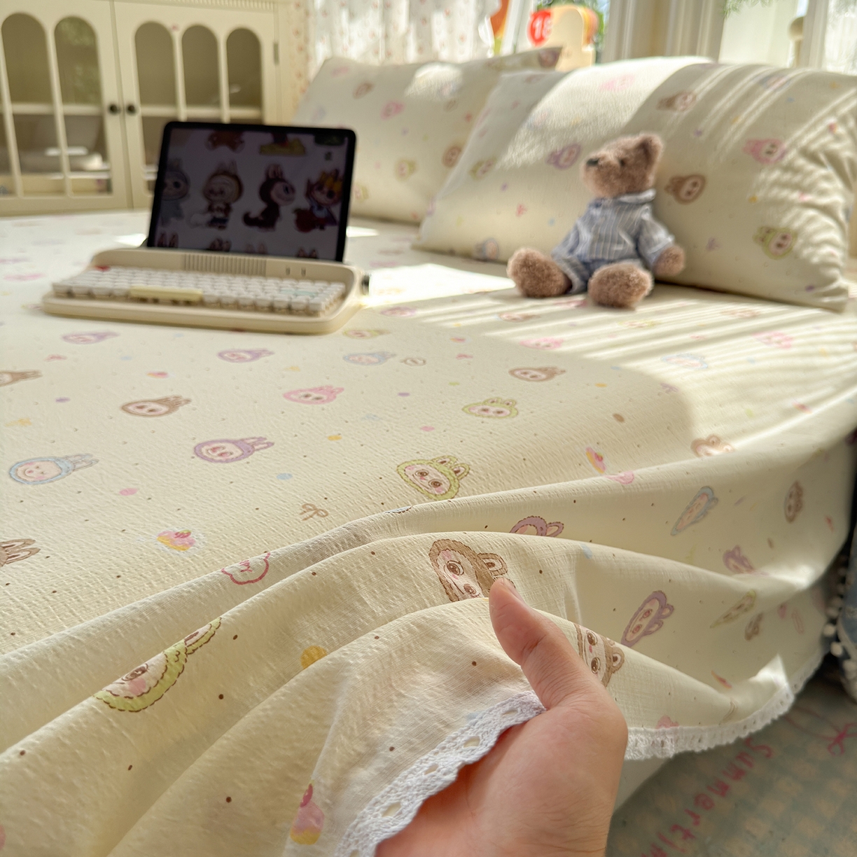 91家纺网 家纺一手货源 找家纺 沐芷 2025 A类双层纱花边床单单件 单人双人床单三件套 绒暖时光