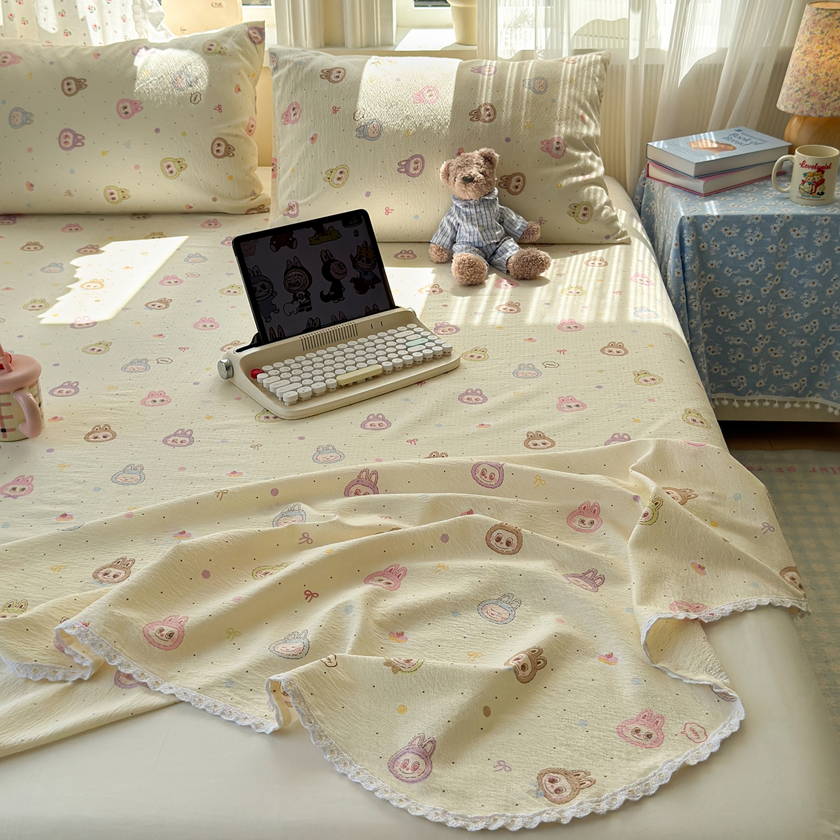 91家纺网 家纺一手货源 找家纺 沐芷 2025 A类双层纱花边床单单件 单人双人床单三件套 绒暖时光