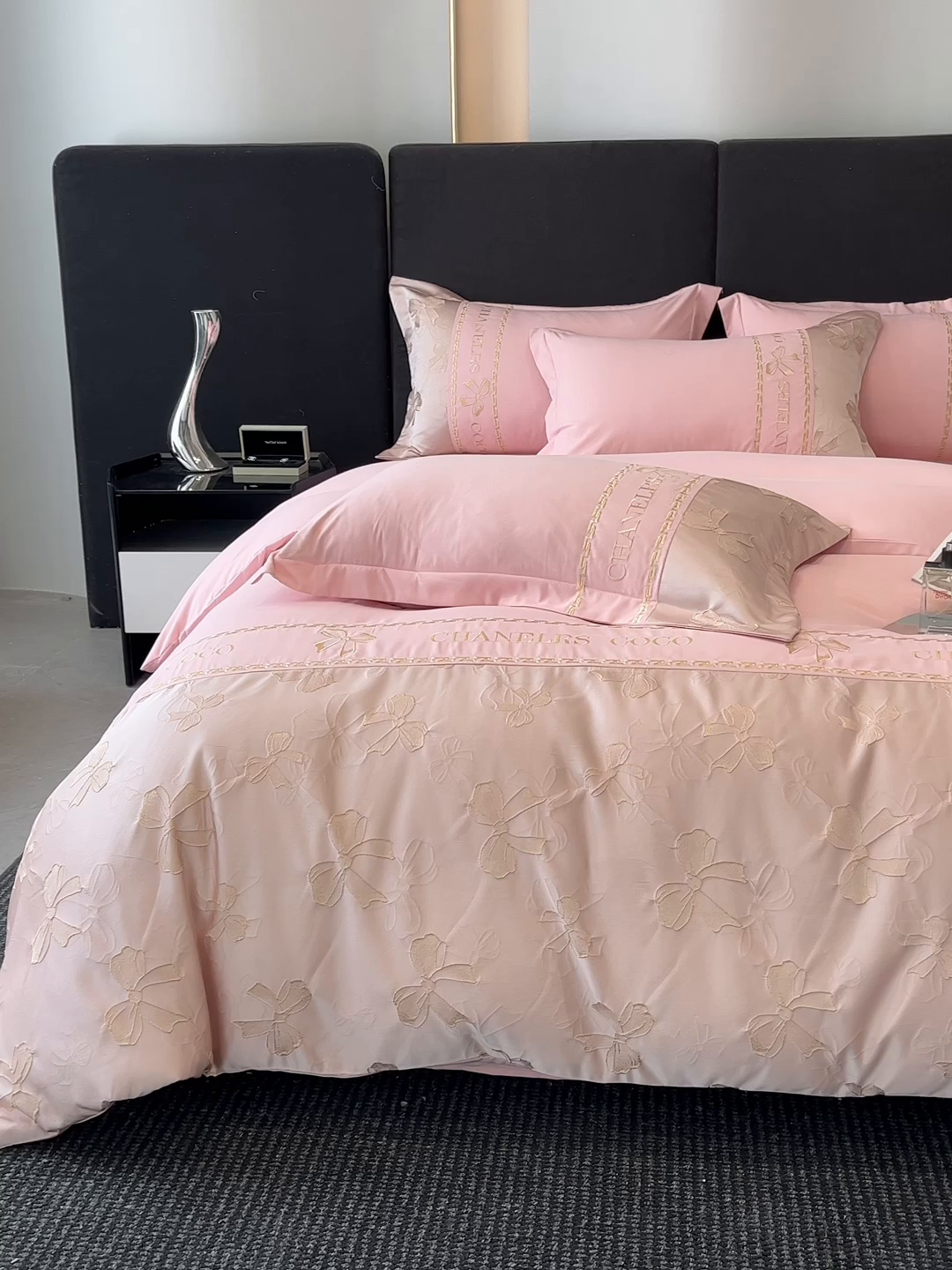 91家纺网 家纺一手货源 找家纺 千希家纺 2025新款彩金浮雕四件套-简奢系列 简奢-玫瑰粉