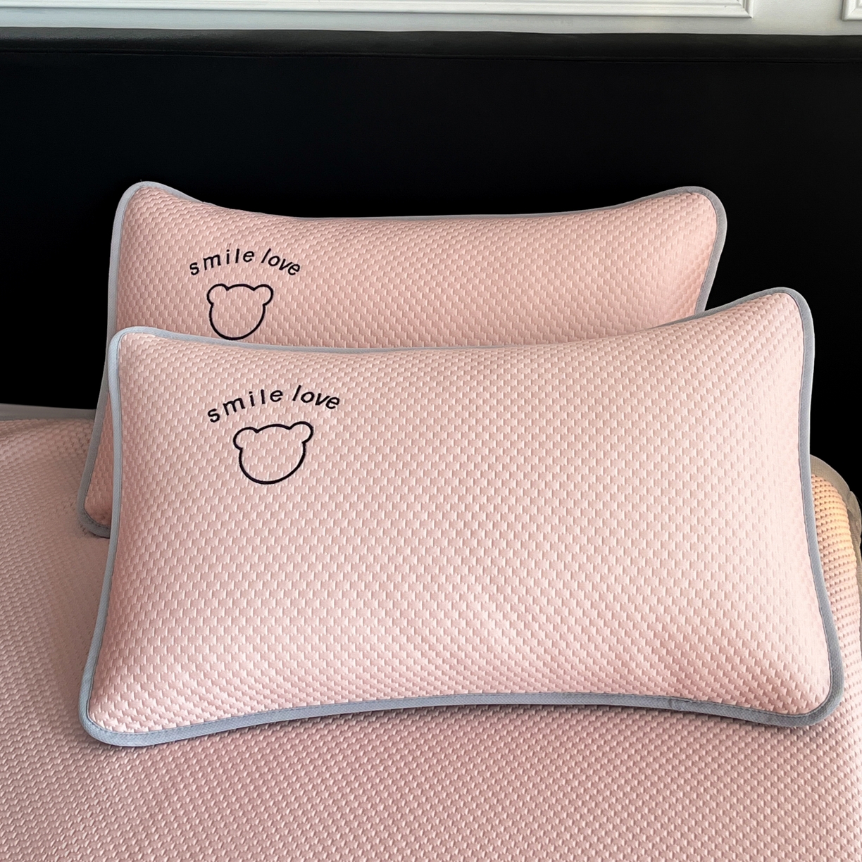 91家纺网 家纺一手货源 找家纺 奇丝雅2025新款冰豆豆凉席冰丝床单单件冰丝席家用单人学生宿舍上下铺寝室-成人款 八宝熊  -粉