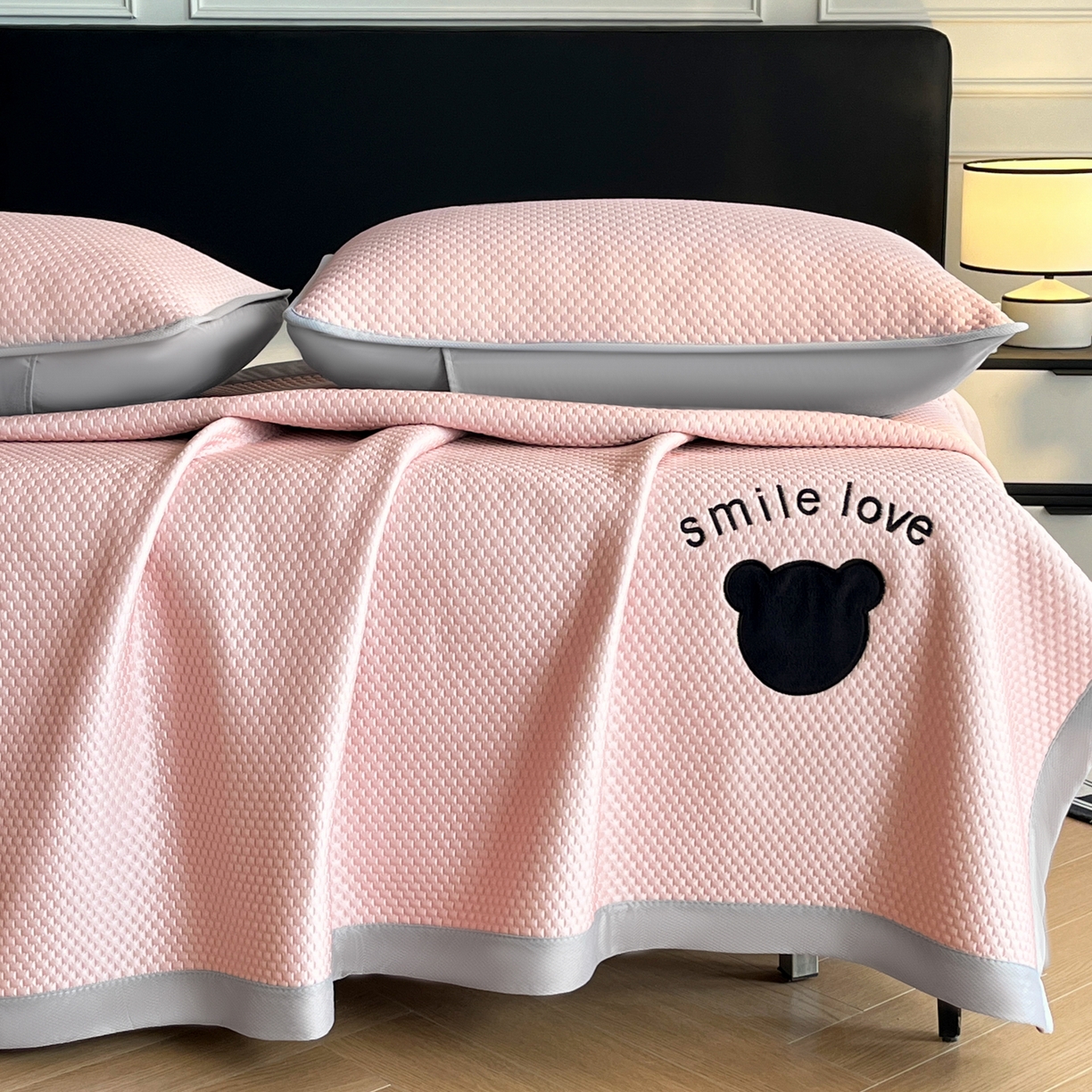 91家纺网 家纺一手货源 找家纺 奇丝雅2025新款冰豆豆凉席冰丝床单单件冰丝席家用单人学生宿舍上下铺寝室-成人款 八宝熊  -粉