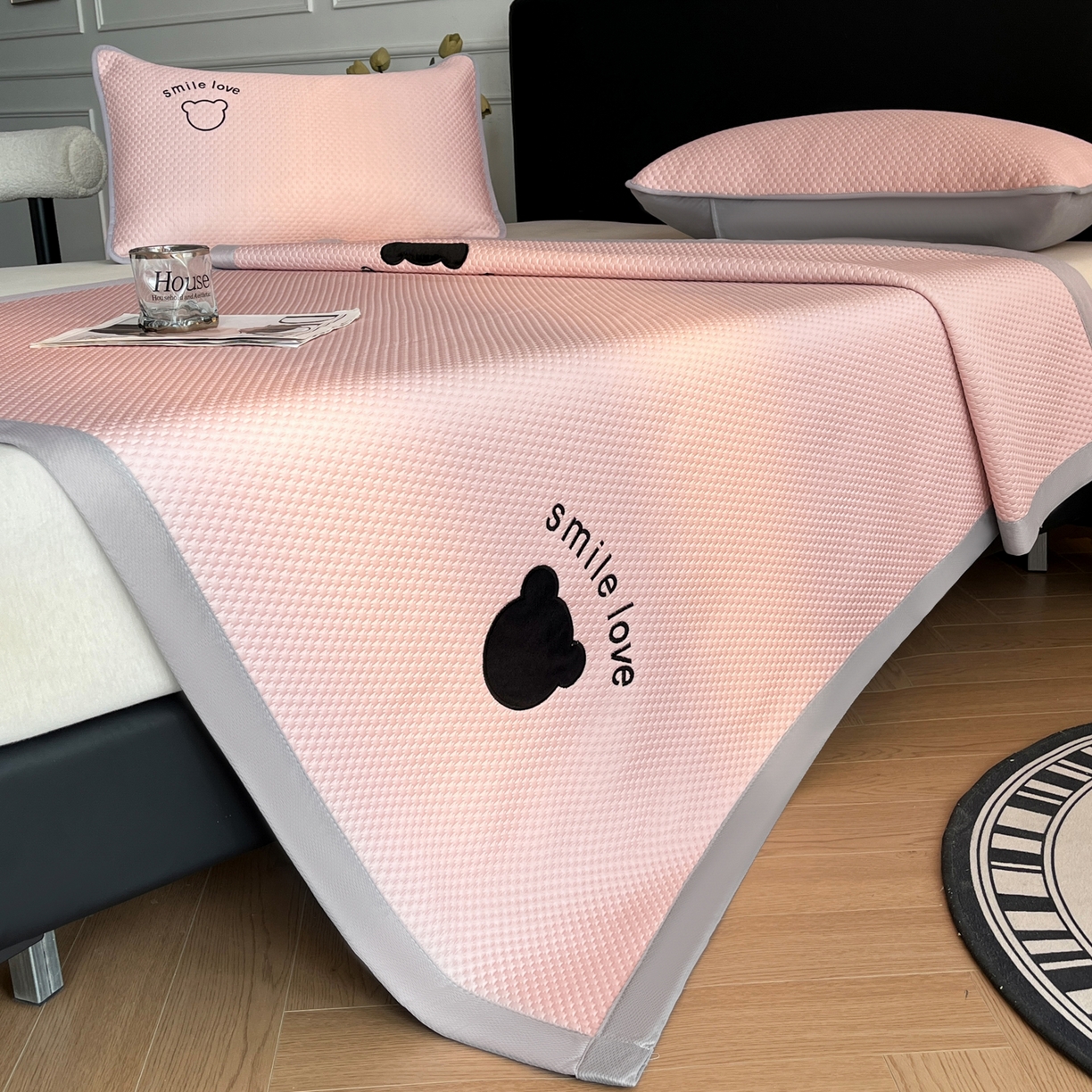 91家纺网 家纺一手货源 找家纺 奇丝雅2025新款冰豆豆凉席冰丝床单单件冰丝席家用单人学生宿舍上下铺寝室-成人款 八宝熊  -粉