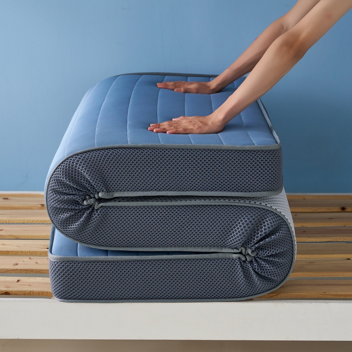 91家纺网 家纺一手货源 找家纺 奇丝雅 2025新款牛奶丝学生宿舍床专用加厚记忆棉海绵立体乳胶床垫【高密记忆棉】牛奶-灰蓝（6公分）