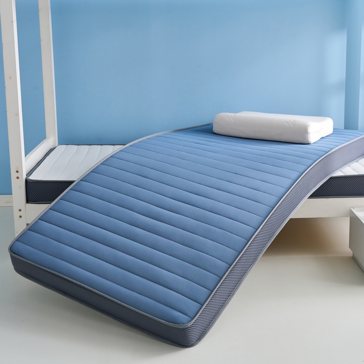 91家纺网 家纺一手货源 找家纺 奇丝雅 2025新款牛奶丝学生宿舍床专用加厚记忆棉海绵立体乳胶床垫【高密记忆棉】牛奶-灰蓝（6公分）