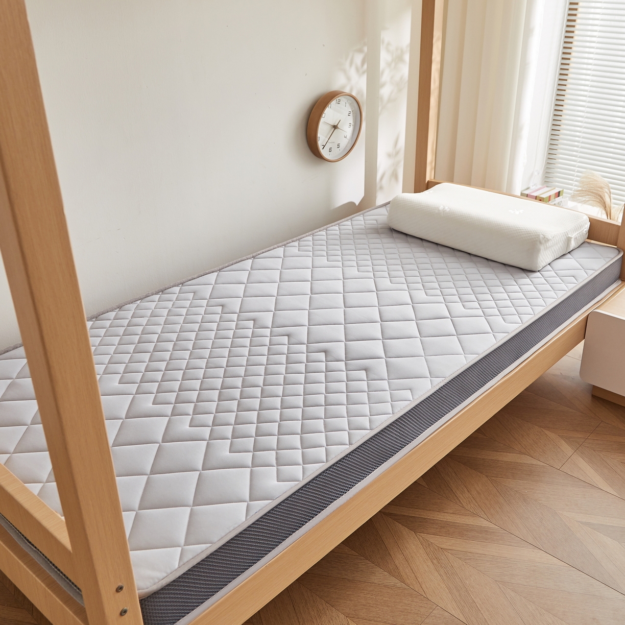 91家纺网 家纺一手货源 找家纺 奇丝雅 2025新款牛奶丝学生宿舍床上下铺专用加厚记忆棉海绵立体乳胶床垫【高密记忆棉】菱格-灰（6公分）