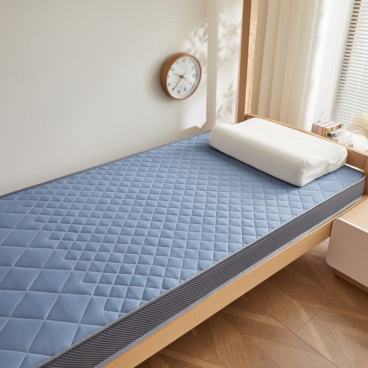 91家纺网 家纺一手货源 找家纺 奇丝雅 2025新款牛奶丝学生宿舍床上下铺专用加厚记忆棉海绵立体乳胶床垫【高密记忆棉】菱格-兰（9公分）