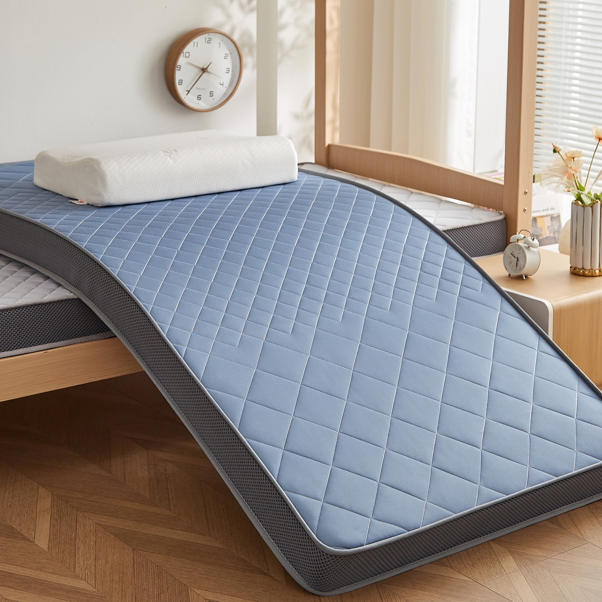 91家纺网 家纺一手货源 找家纺 奇丝雅 2025新款牛奶丝学生宿舍床上下铺专用加厚记忆棉海绵立体乳胶床垫【高密记忆棉】菱格-兰（9公分）