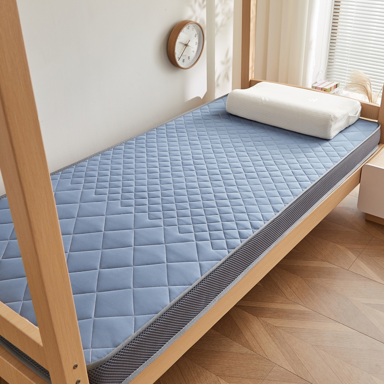 91家纺网 家纺一手货源 找家纺 奇丝雅 2025新款牛奶丝学生宿舍床上下铺专用加厚记忆棉海绵立体乳胶床垫【高密记忆棉】菱格-兰（9公分）