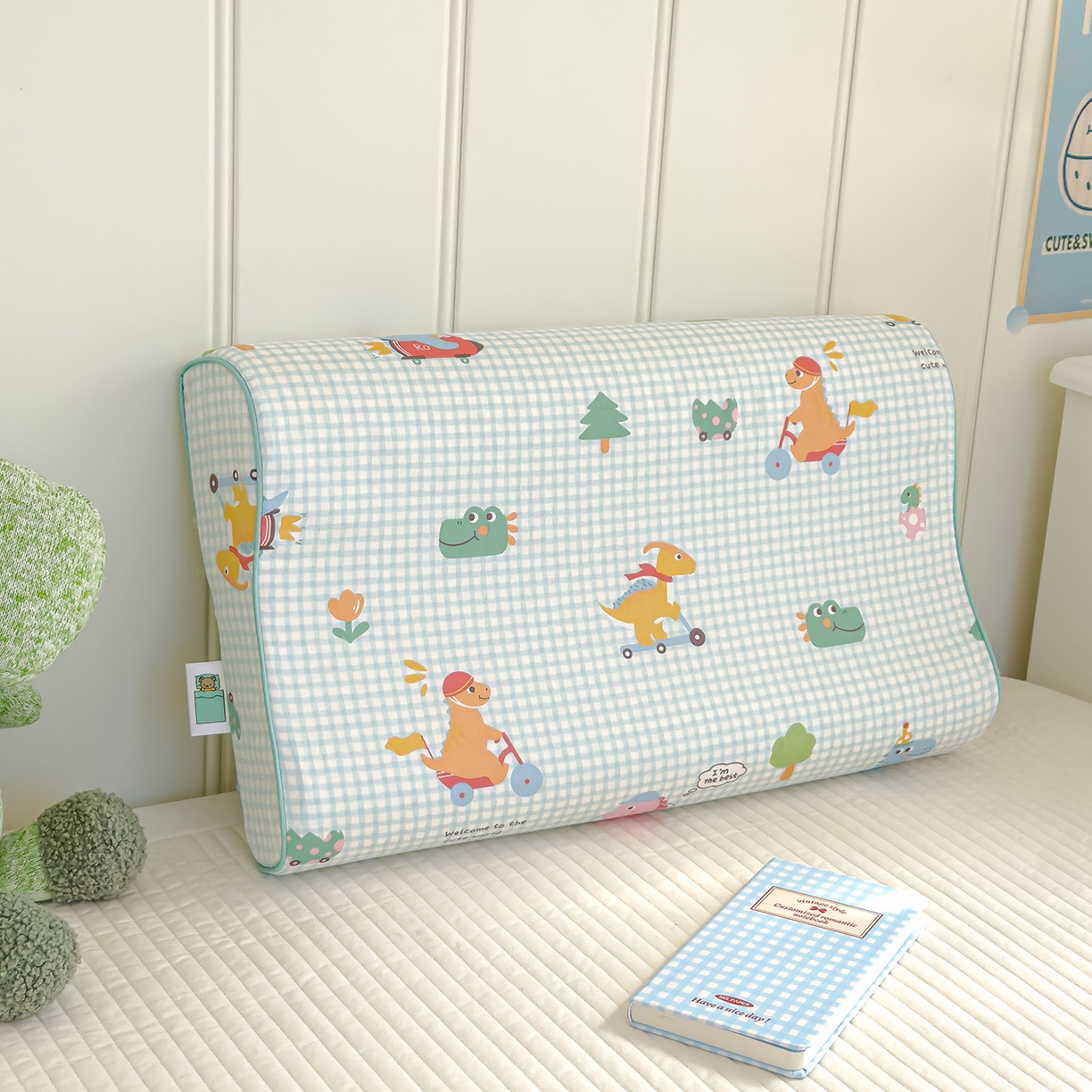 91家纺网 家纺一手货源 找家纺 良佐生活 2025新款A类60s全棉贡缎乳胶枕套 滑板恐龙