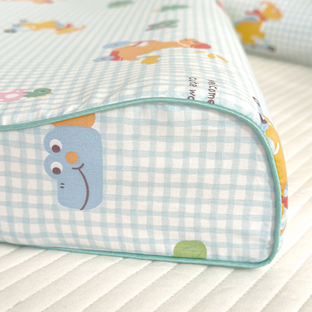 91家纺网 家纺一手货源 找家纺 良佐生活 2025新款A类60s全棉贡缎乳胶枕套 滑板恐龙