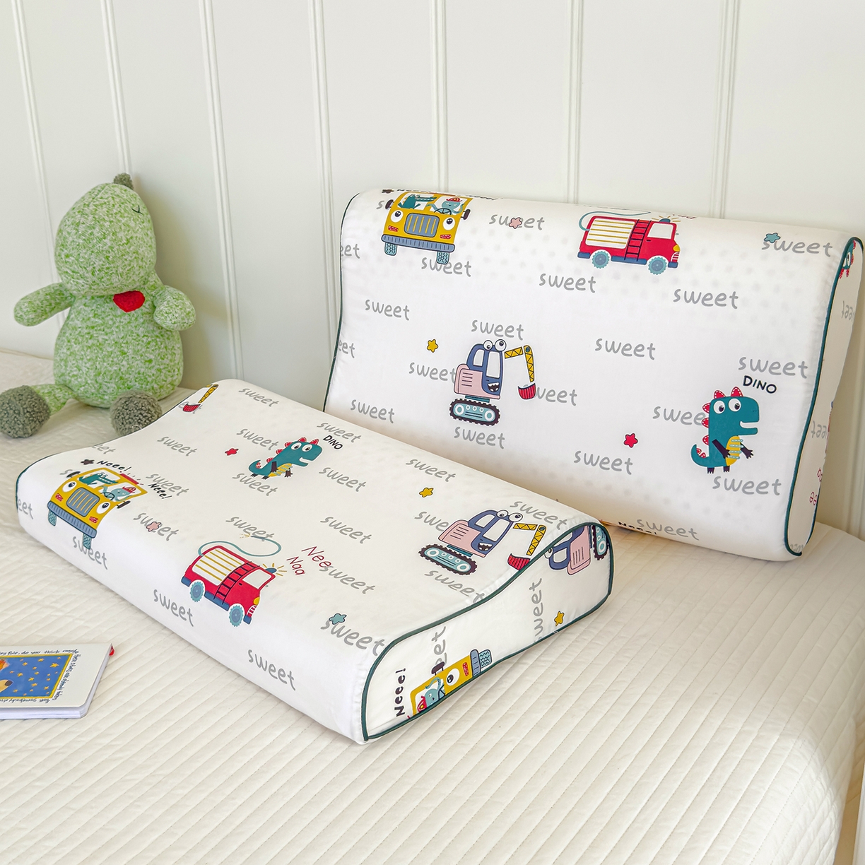 91家纺网 家纺一手货源 找家纺 良佐生活 2025新款A类60s全棉贡缎乳胶枕套 恐龙滴滴车