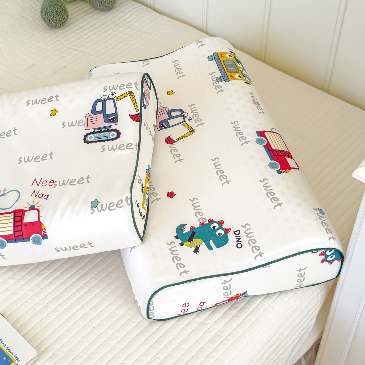 91家纺网 家纺一手货源 找家纺 良佐生活 2025新款A类60s全棉贡缎乳胶枕套 恐龙滴滴车