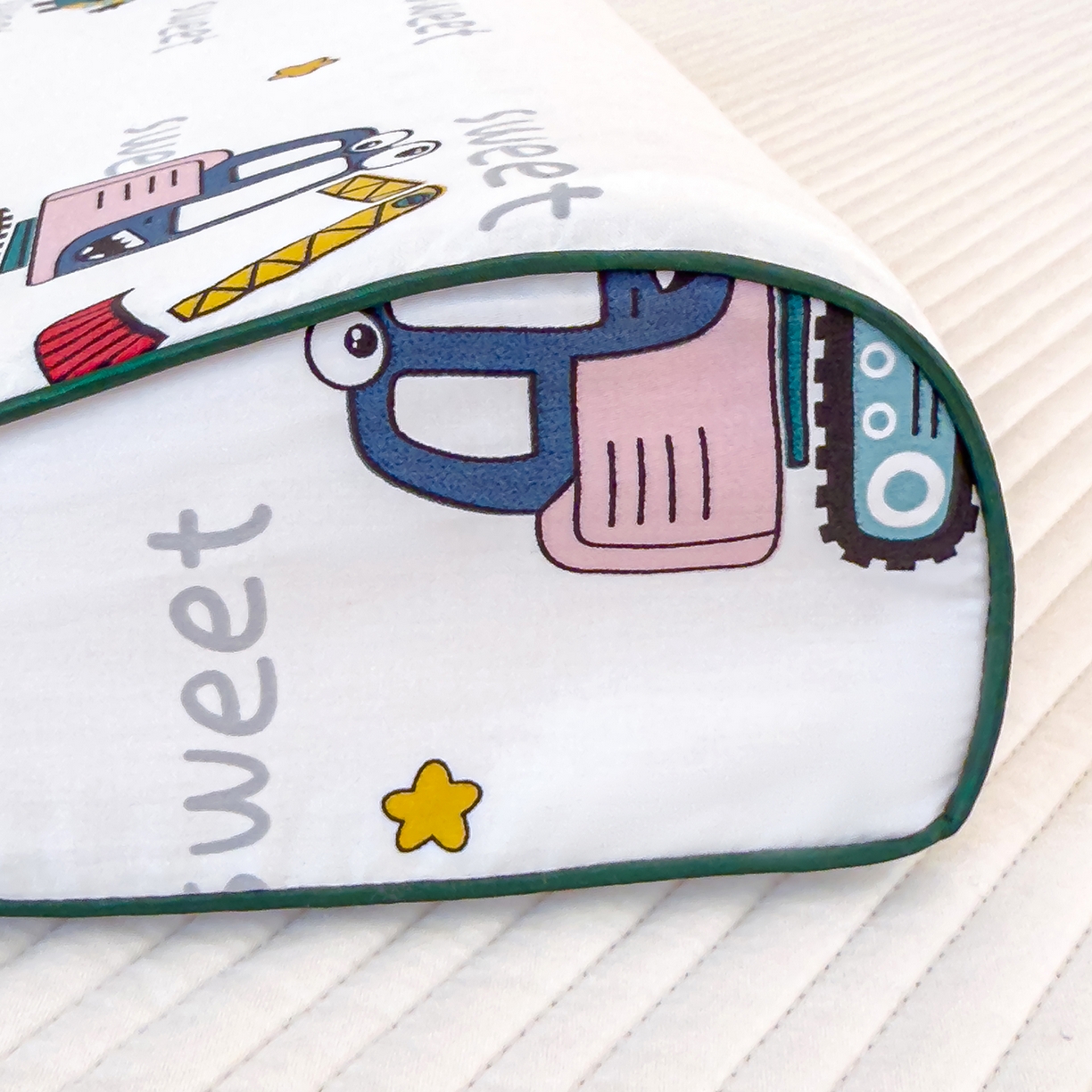 91家纺网 家纺一手货源 找家纺 良佐生活 2025新款A类60s全棉贡缎乳胶枕套 恐龙滴滴车