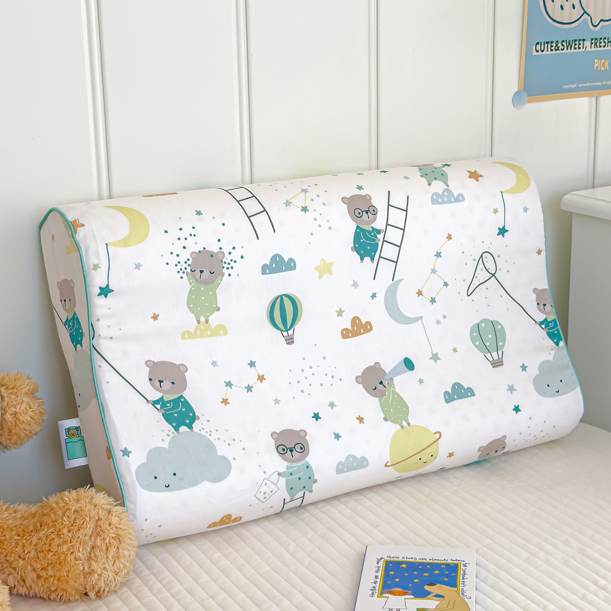 91家纺网 家纺一手货源 找家纺 良佐生活 2025新款A类60s全棉贡缎乳胶枕套 小熊探月