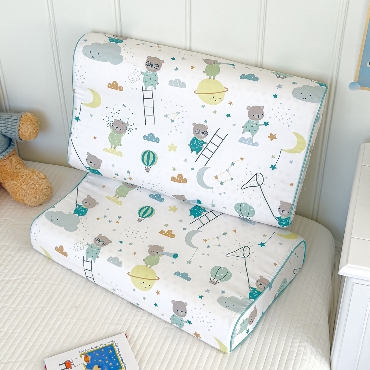 91家纺网 家纺一手货源 找家纺 良佐生活 2025新款A类60s全棉贡缎乳胶枕套 小熊探月