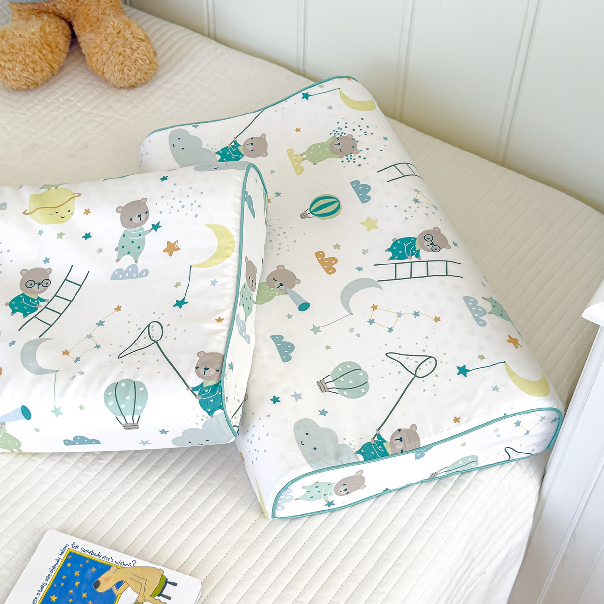 91家纺网 家纺一手货源 找家纺 良佐生活 2025新款A类60s全棉贡缎乳胶枕套 小熊探月