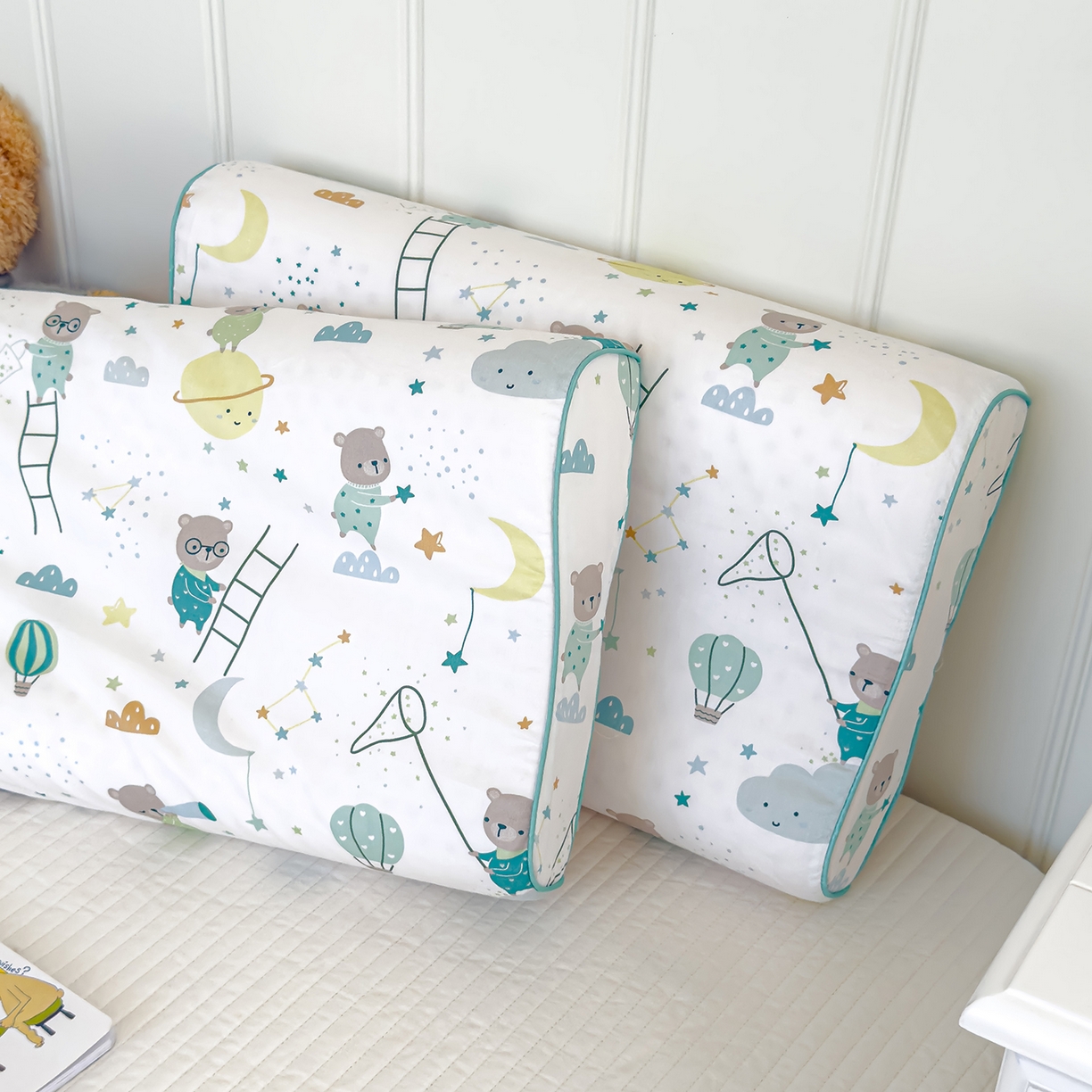 91家纺网 家纺一手货源 找家纺 良佐生活 2025新款A类60s全棉贡缎乳胶枕套 小熊探月