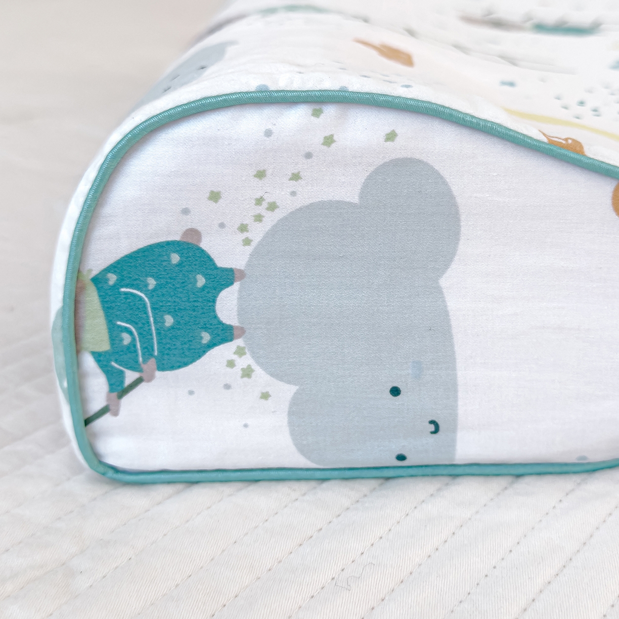 91家纺网 家纺一手货源 找家纺 良佐生活 2025新款A类60s全棉贡缎乳胶枕套 小熊探月