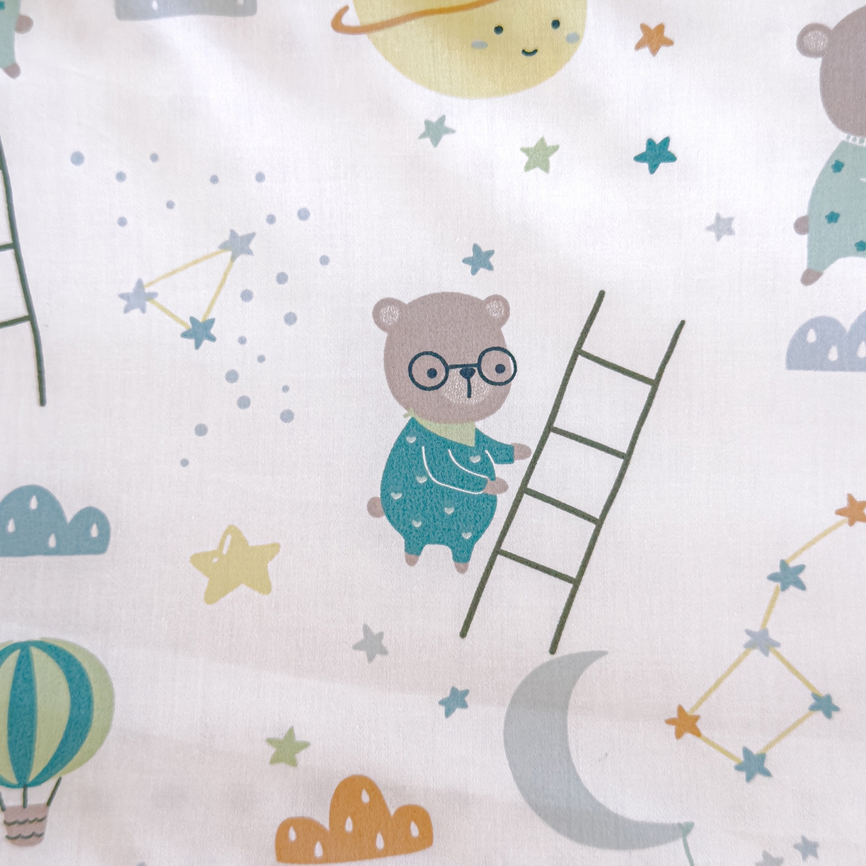 91家纺网 家纺一手货源 找家纺 良佐生活 2025新款A类60s全棉贡缎乳胶枕套 小熊探月