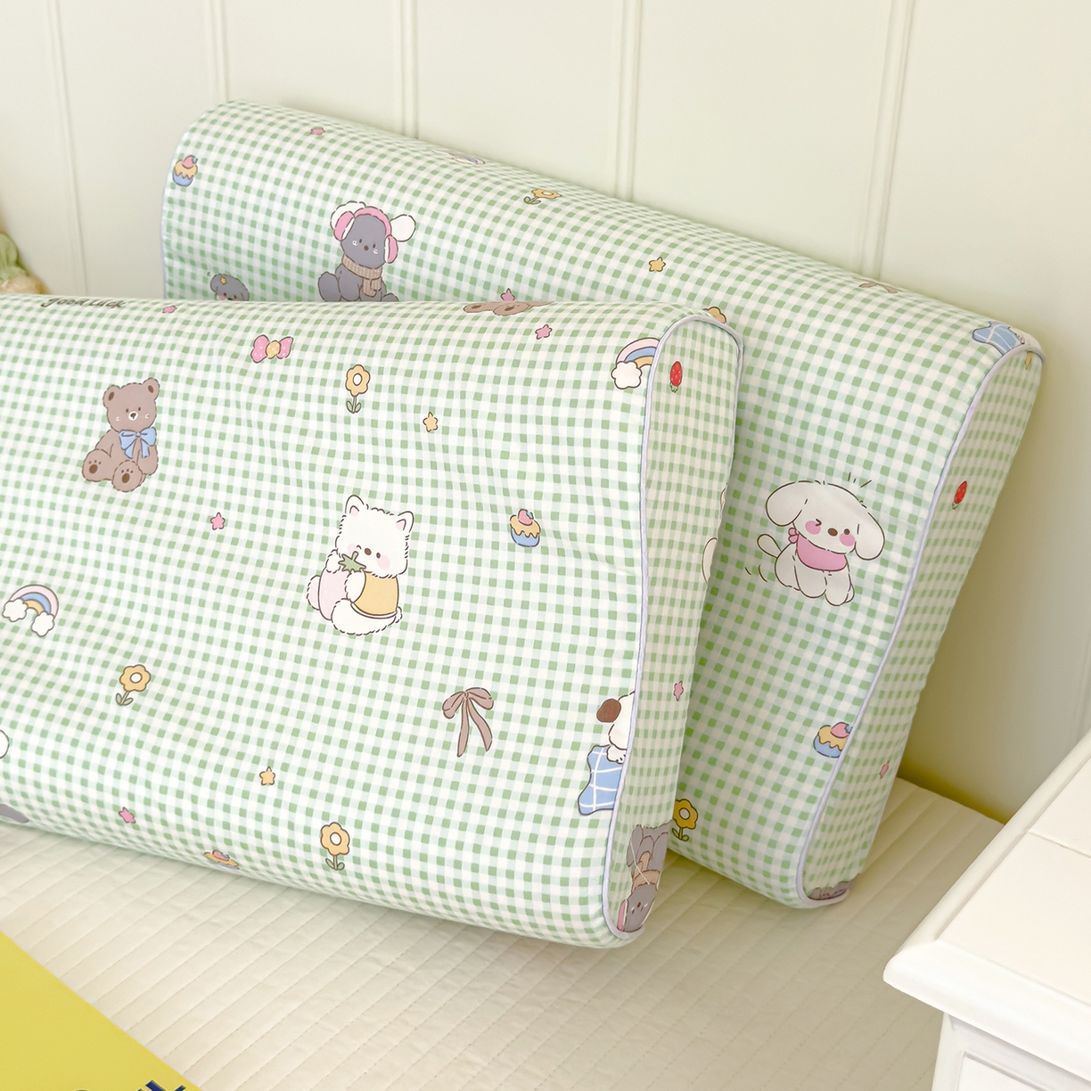 91家纺网 家纺一手货源 找家纺 良佐生活 2025新款A类60s全棉贡缎乳胶枕套 萌宠派对