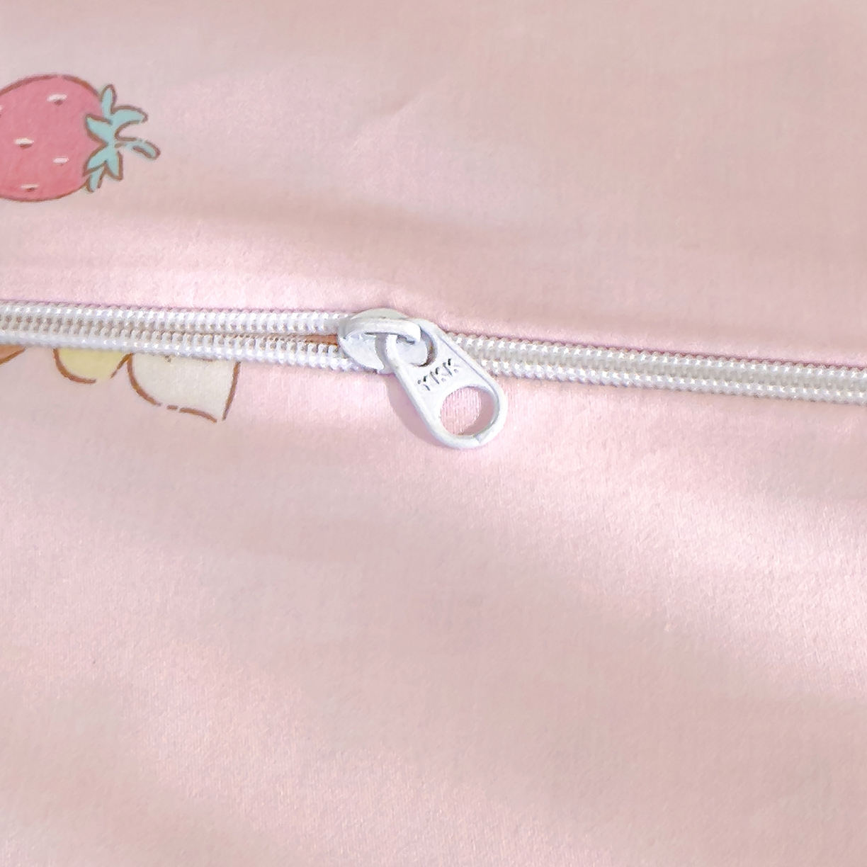 91家纺网 家纺一手货源 找家纺 良佐生活 2025新款A类60s全棉贡缎乳胶枕套 凯蒂小猫