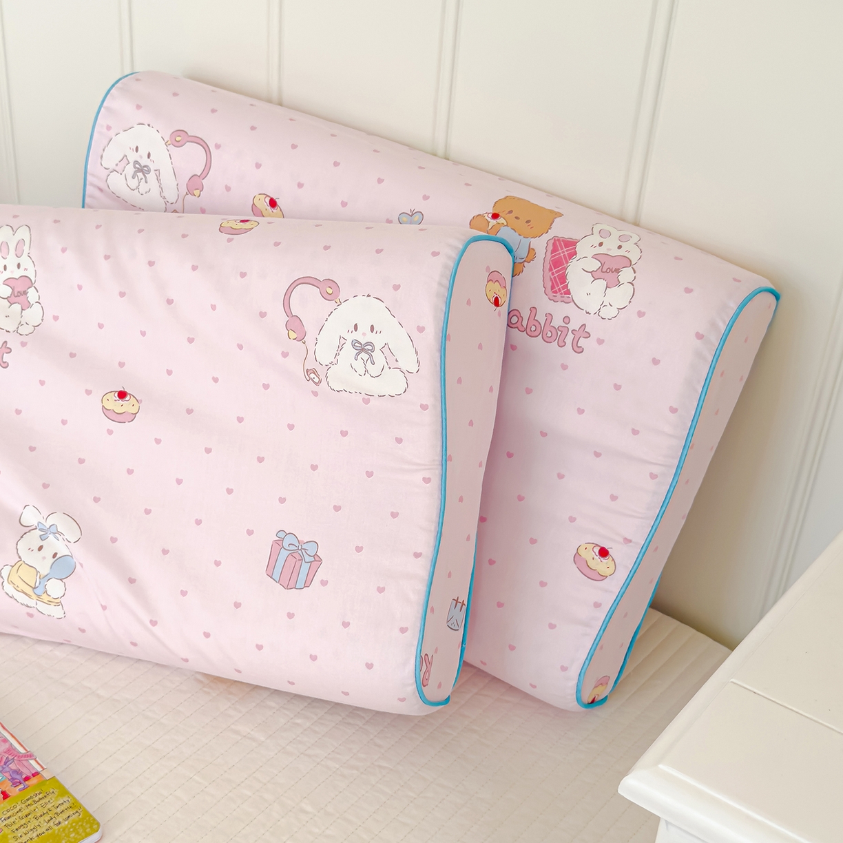 91家纺网 家纺一手货源 找家纺 良佐生活 2025新款A类60s全棉贡缎乳胶枕套 甜蜜派