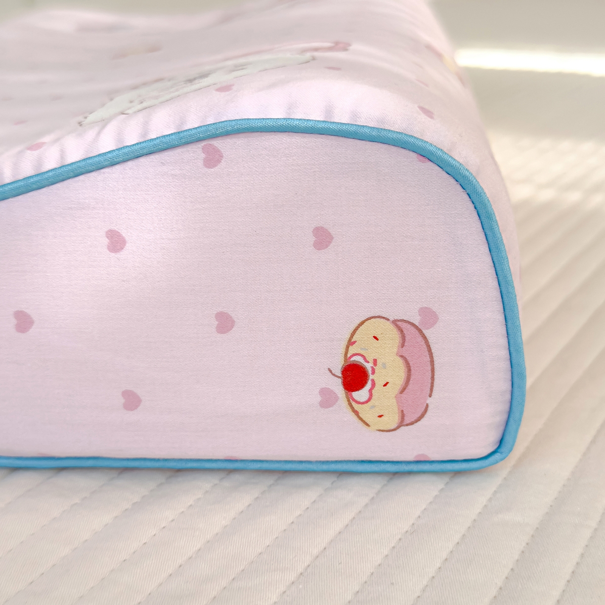 91家纺网 家纺一手货源 找家纺 良佐生活 2025新款A类60s全棉贡缎乳胶枕套 甜蜜派