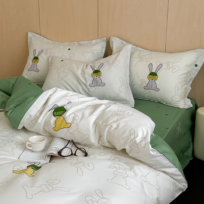 91家纺网 家纺一手货源 找家纺 麦田家纺 2025新款40支13372全棉独版印花吊边床单款四件套（提供买家秀）吊边床单款 迷藏巴兔