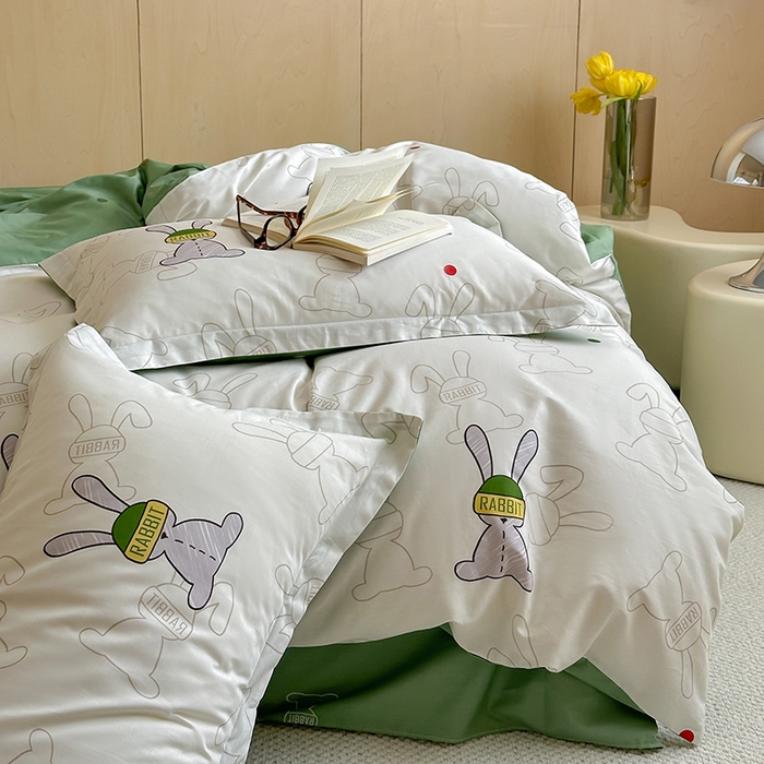 91家纺网 家纺一手货源 找家纺 麦田家纺 2025新款40支13372全棉独版印花吊边床单款四件套（提供买家秀）吊边床单款 迷藏巴兔