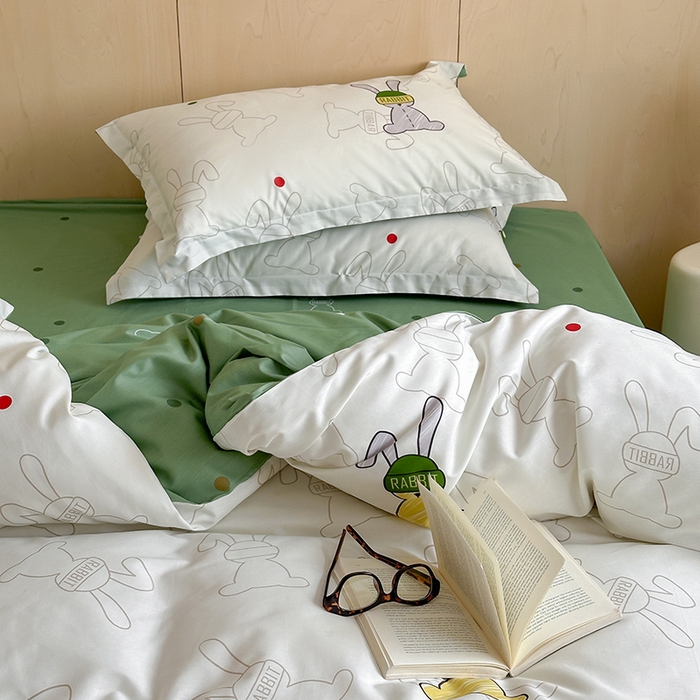 91家纺网 家纺一手货源 找家纺 麦田家纺 2025新款40支13372全棉独版印花吊边床单款四件套（提供买家秀）吊边床单款 迷藏巴兔