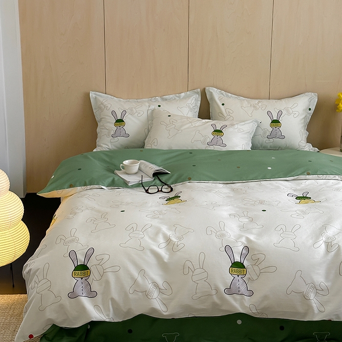 91家纺网 家纺一手货源 找家纺 麦田家纺 2025新款40支13372全棉独版印花吊边床单款四件套（提供买家秀）吊边床单款 迷藏巴兔