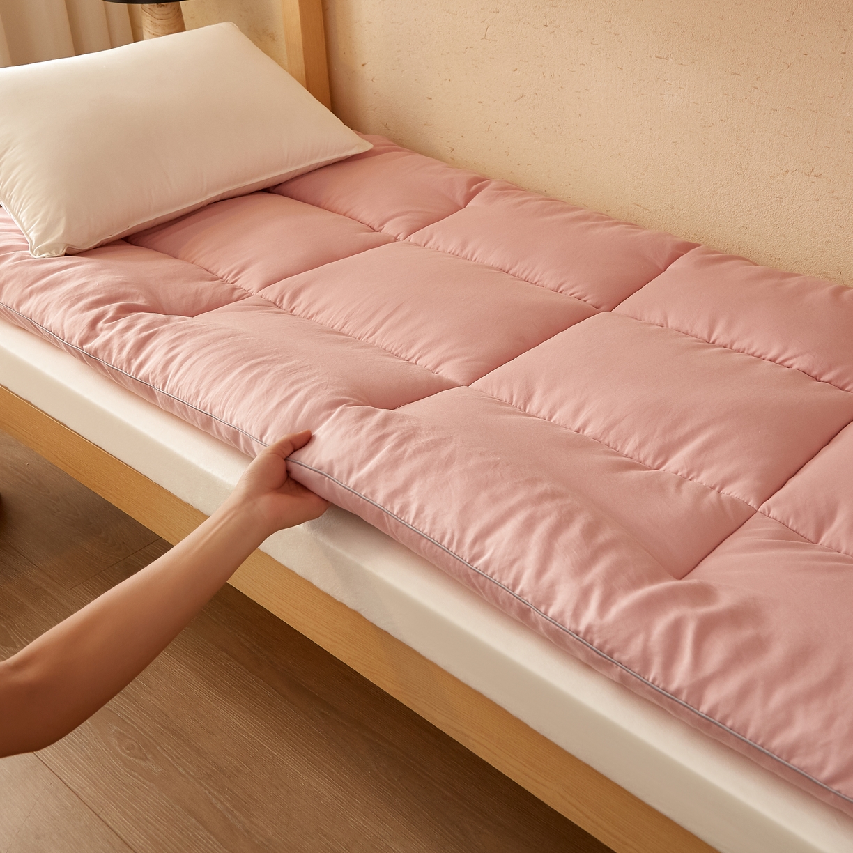 91家纺网 家纺一手货源 找家纺 样样红 2025新款50%棉花床垫 豆沙色