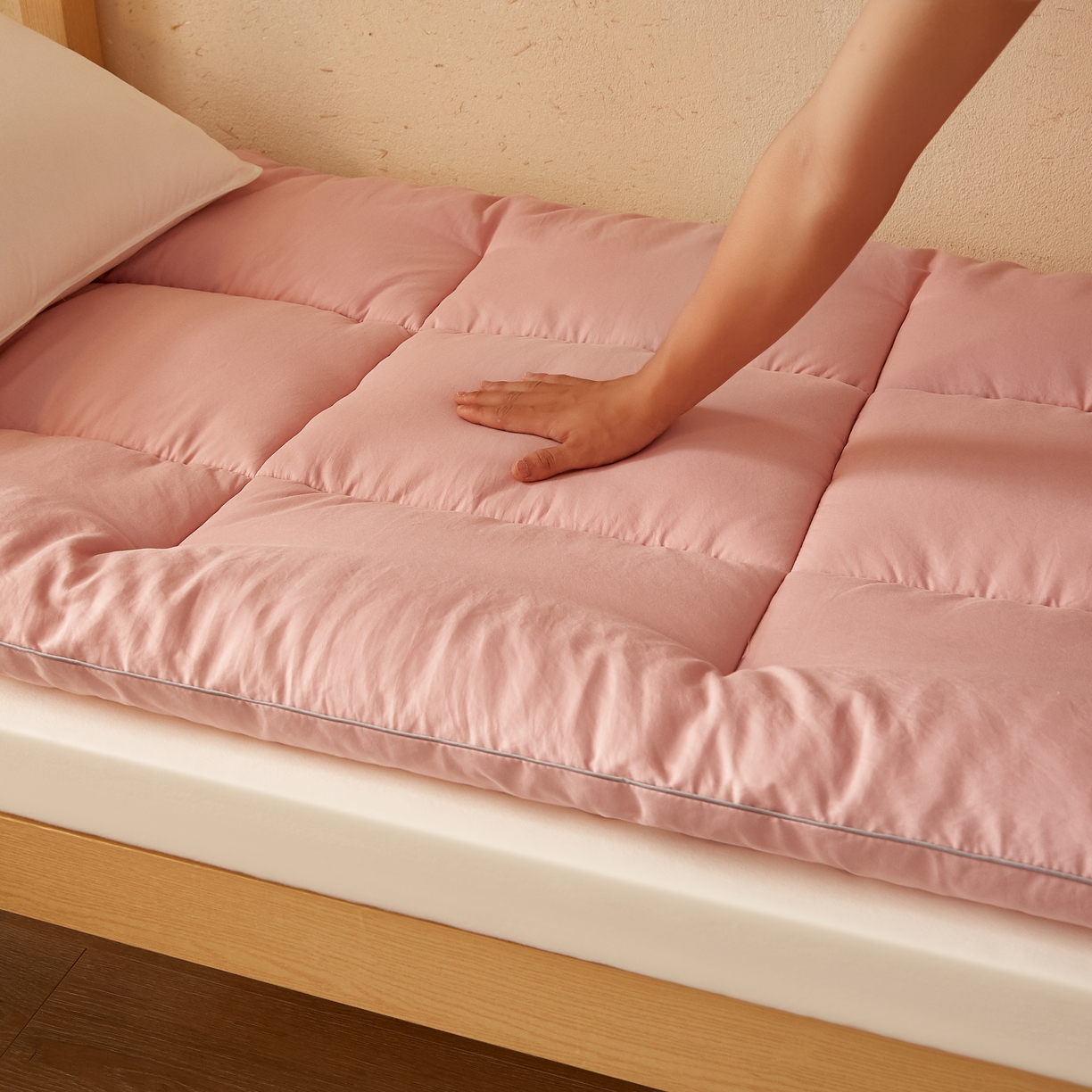 91家纺网 家纺一手货源 找家纺 样样红 2025新款50%棉花床垫 豆沙色