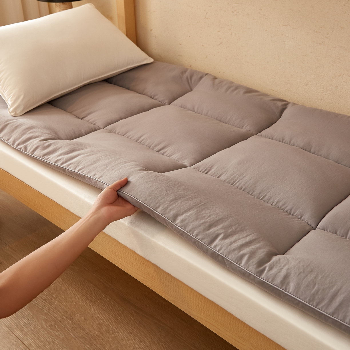 91家纺网 家纺一手货源 找家纺 样样红 2025新款50%棉花床垫 灰色