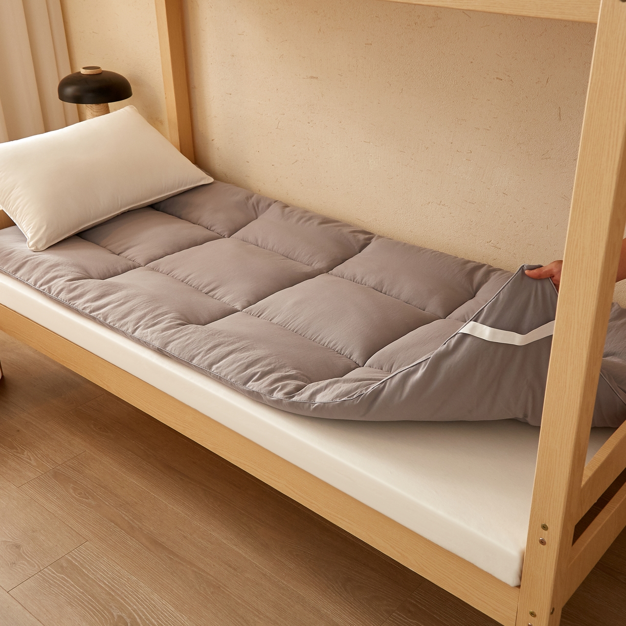 91家纺网 家纺一手货源 找家纺 样样红 2025新款50%棉花床垫 灰色