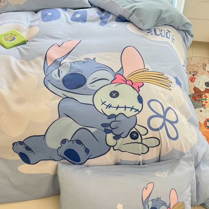 91家纺网 家纺一手货源 找家纺 麦田家纺 2025新款全棉迪士尼大板印花卡通四件套 玩娶史迪奇