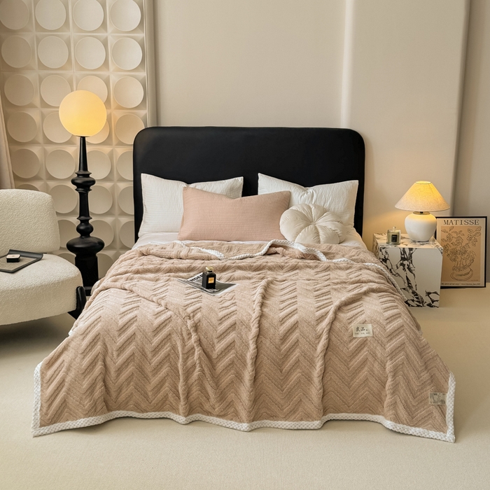 91家纺网 家纺一手货源 找家纺 （总）穆琪2025新款轻奢盖毯高克重多层提花绵柔绒保暖毛毯绵密亲肤沙发毯休闲小毯子