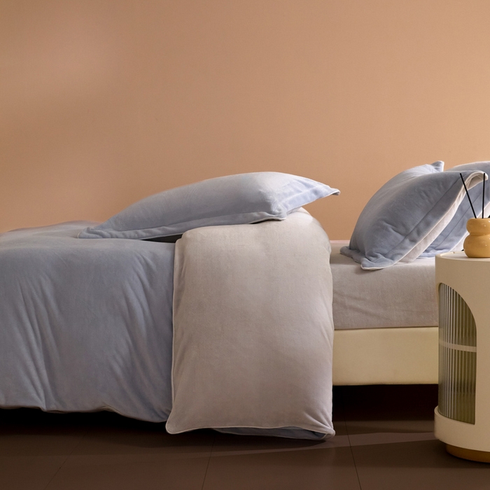 91家纺网 家纺一手货源 找家纺 麦田家纺 2025新款A类高克重纯色牛奶绒四件套 蓝灰