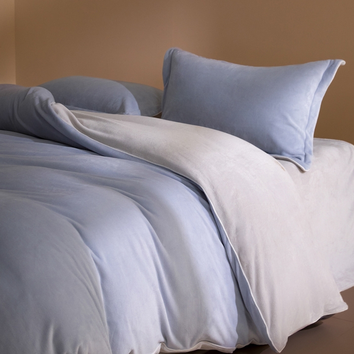 91家纺网 家纺一手货源 找家纺 麦田家纺 2025新款A类高克重纯色牛奶绒四件套 蓝灰