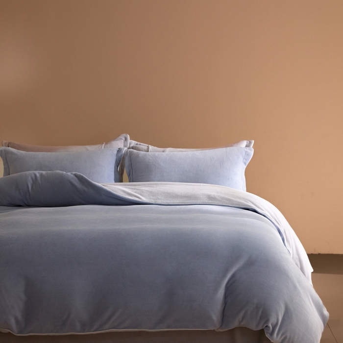 91家纺网 家纺一手货源 找家纺 麦田家纺 2025新款A类高克重纯色牛奶绒四件套 蓝灰